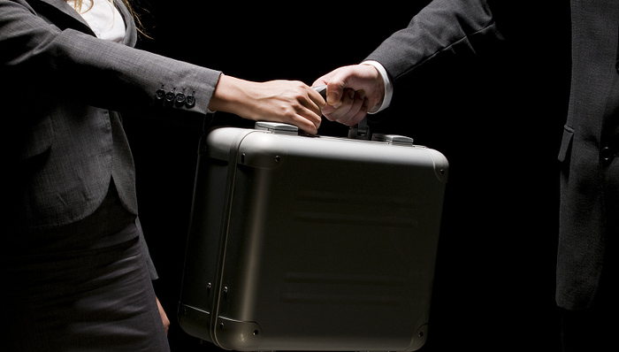 上市公司董事长泄密！一投资者利用内幕信息交易，亏了500多万元还被罚40万元 | 局外人