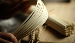 克明食品“关灯吃面”