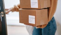 中國快遞行業(yè)千億時代正式開啟，不配送上門、信息泄露等問題或?qū)⒌玫礁纳? class=