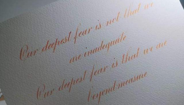 字迹宛如“印刷体”！22岁上海女孩为蒂芙尼、香奈儿等品牌做手写师