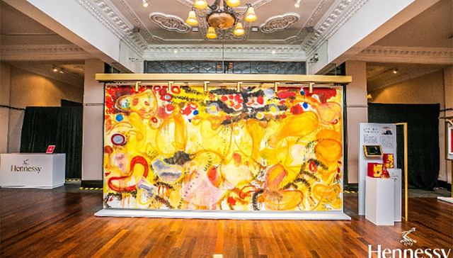 轩尼诗携手张恩利揭幕新春画卷《诗酒迎虎》，同时推出虎年限定酒款 | 发现好物