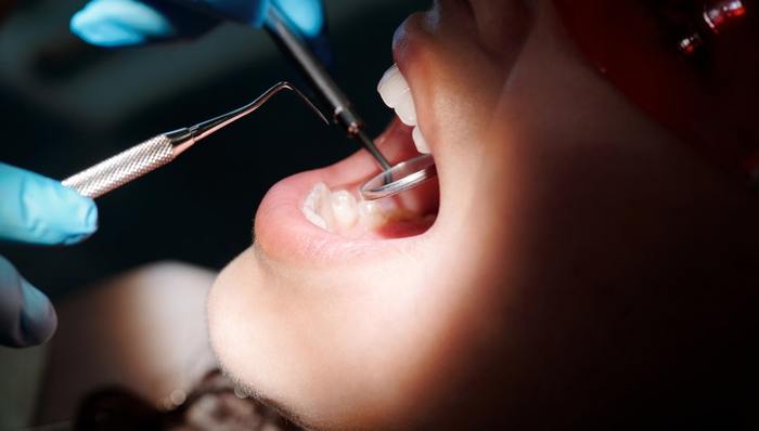 通策医疗,口腔医疗服务,股价腰斩