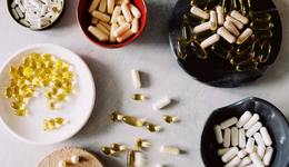 从疯狂并购扩张到跨界多元零售，连锁药店第二曲线在“药”而非“店”