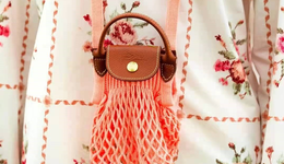 Longchamp迷你版渔网袋成街拍神器，YEEZY KNIT RNNR鞋款释出新配色丨是日美好事物