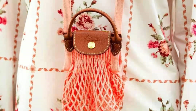 Longchamp迷你版渔网袋成街拍神器，YEEZY KNIT RNNR鞋款释出新配色丨是日美好事物