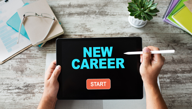 2021年就业新变化：斜杠青年占比超1/4，自媒体成开展副业热门选择