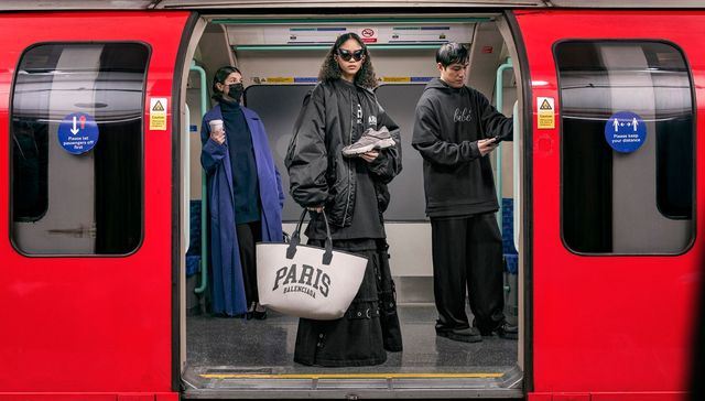 巴黎世家城市胶囊系列特立独行，TOM FORD蜜桃狂想彩妆招好运丨是日美好事物