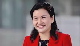 从下岗打工妹，到全球手机玻璃女王