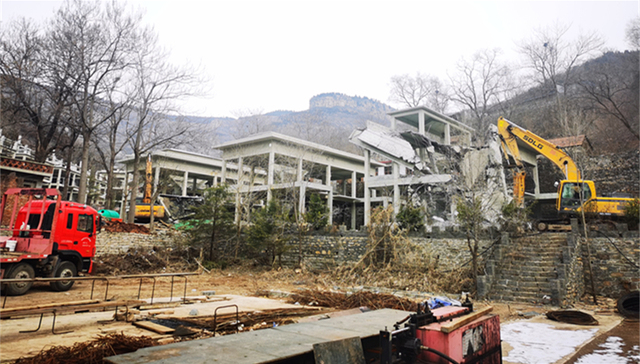 【现场】济南泉域保护区被侵蚀，城管部门开始拆除违建别墅