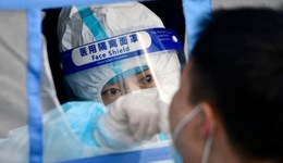 上海社區(qū)一幕幕：居民乘車轉(zhuǎn)運隔離，社區(qū)干部騎車跟隨，街道辦公室擺滿拉桿箱