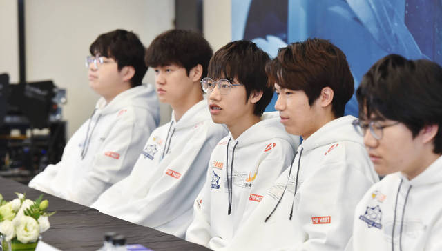 武汉eStarPro获“王者荣耀2021挑战者杯”冠军，花海成KPL年度最佳选手