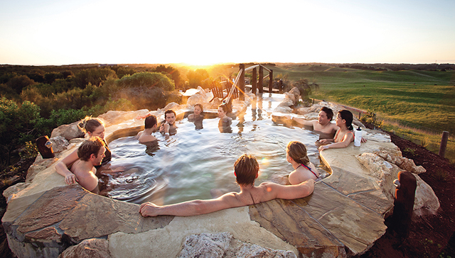 户外运动带动健康旅游回暖，全球市场规模将回破8000亿美元