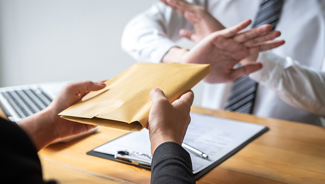 《零容忍》第四集：打牌批项目，重庆市黔江区原书记留下烂尾楼
