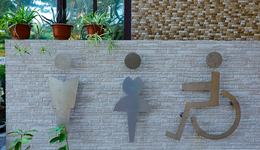 他推動上海給天橋裝電梯，今年關(guān)注乘輪椅上下地鐵難題 | 上海兩會