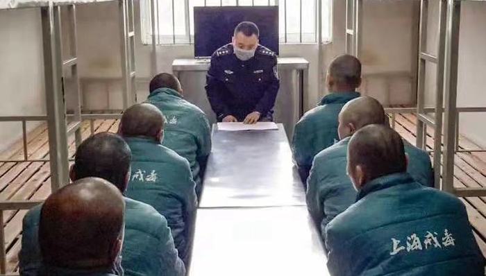 戒毒人员,闹铃,叫醒,碰壁,中坚力量,高墙,急先锋,难题,刺头,主攻手