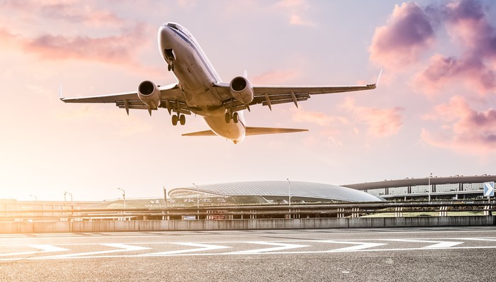 多彩贵州航空增资扩股2亿元，力争2025年末达到主板上市条件