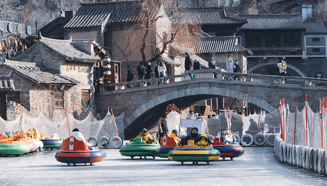 长城脚下戏冰雪，古北水镇推年味活动