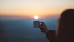 下沉、出海、上街，茶飲咖啡陷入“圍城”