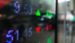 盈利“腰斩”不是扑克卖不动了，姚记科技面临转型以来业绩首次下滑