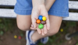 直通部委｜三部門(mén)：嚴(yán)查向未成年人無(wú)底線營(yíng)銷(xiāo)食品 公安部：使用頻率最高單字名是偉