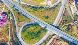 去年財(cái)政收入超額完成，今年將實(shí)施更大力度減稅降費(fèi)