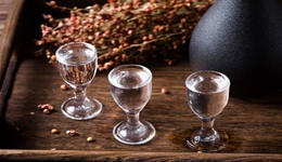 娃哈哈卖酒，谁会买单？