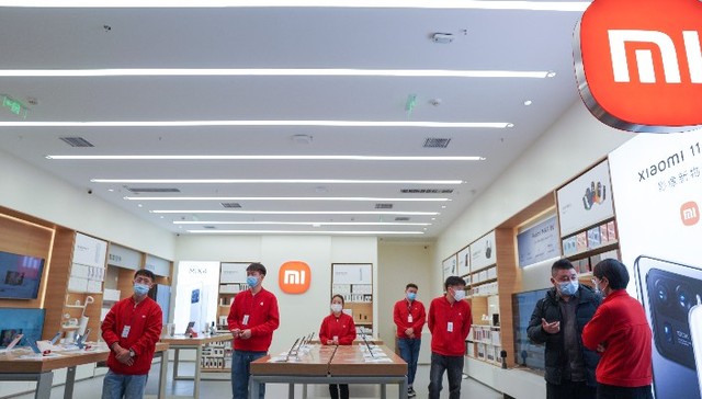 Xiaomi shares below IPO price again