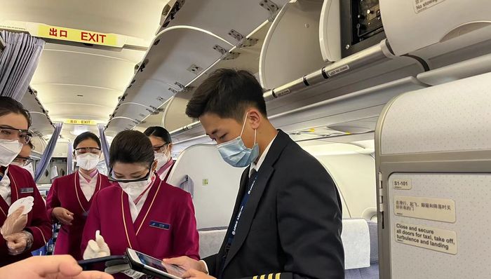 空中摆渡人：“多等一分钟，带大家回家过年”｜春节，我们值守