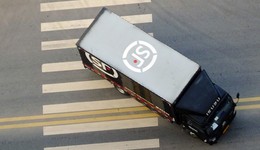 “快遞一哥”順豐控股去年凈利預(yù)降超40%，股價較高點接近腰斬，高管剛套現(xiàn)9億元