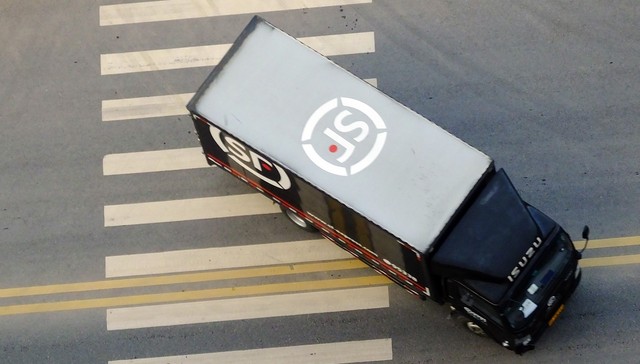 “快递一哥”顺丰控股去年净利预降超40%，股价较高点接近腰斩，高管刚套现9亿元