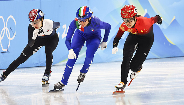 中国队首金诞生！夺得短道速滑混合团体接力金牌