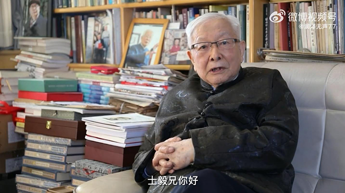 1月25日,一则题为“96岁大陆新闻学泰斗方汉奇先生和岛内98岁新闻学泰斗李瞻先生拜年”的短视频在海峡两岸新闻学界、业界引发关注。视频截图
