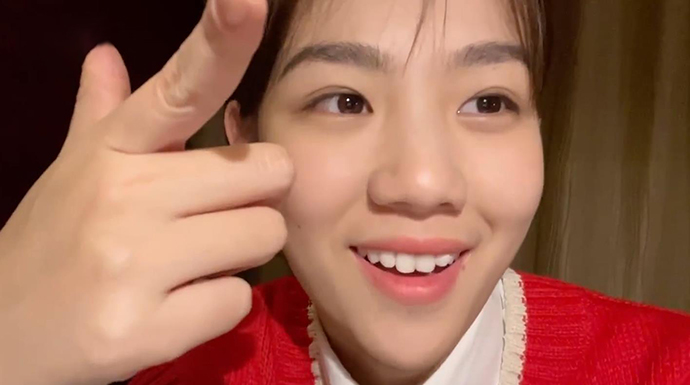 1月28日,台湾女生蔡云咏在新春家书中晒出红毛衣。视频截图