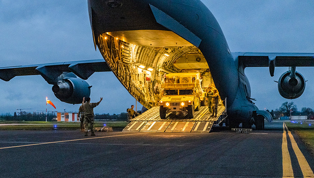 【图集】俄乌紧张局势升级：美军抵达波兰增援，乌平民加入军事训练