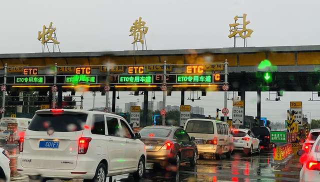 堵车堵到车辆滞留超过高速免费时间，该收费吗？