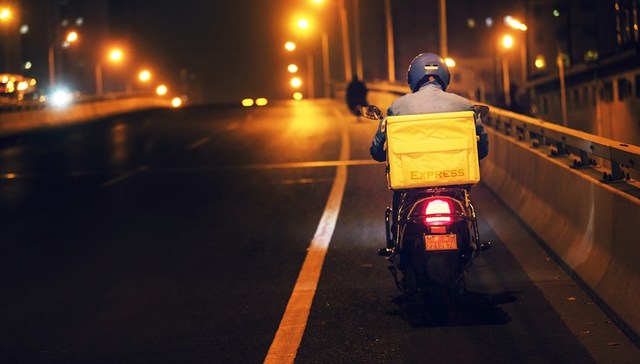 地方新闻精选 | 安徽外卖快递员须与平台签订劳动合同 北京3人高价倒卖冰墩墩被处罚