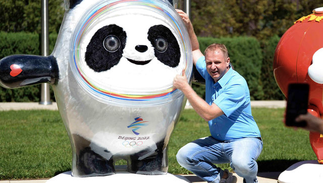 可爱暴击，无限商机：“冰墩墩”是怎么火的？