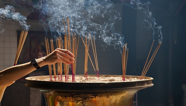 涉嫌违反防疫政策，通策医疗董事长冒雪烧香为股价祈福？