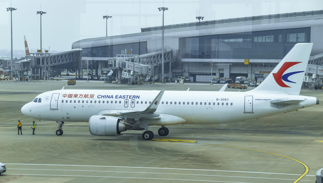 东航一客机在榆林机场发生“跑道外接地”，具体原因仍在调查中