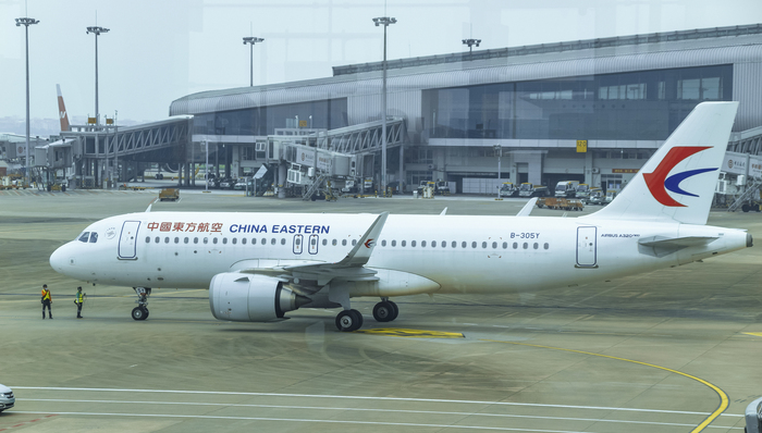 东航一客机在榆林机场发生“跑道外接地”，具体原因仍在调查中