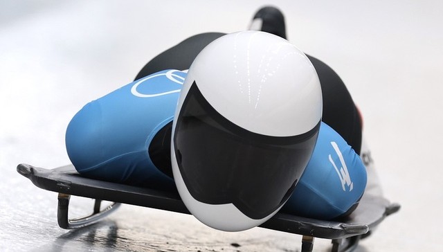 中国女子钢架雪车冬奥首秀，旗手赵丹刷新赛道纪录暂列第三