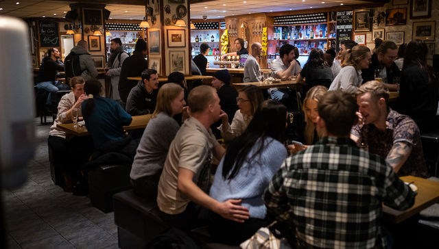 不再戴口罩、夜店人满为患：瑞典人庆祝“重获自由”