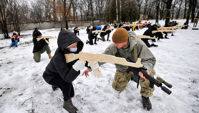 还没开战乌克兰全民皆兵，为防俄“信息战”喜剧演员也入伍了