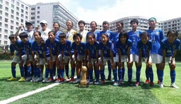 【特寫】踢球的女孩有前途嗎？上?！芭銚u籃”交卷