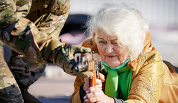 【图集】“不要恐慌，做好准备”：俄乌紧张局势下，训练场上的乌克兰女性