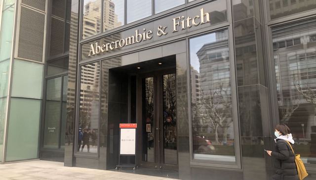 肌肉男模在门口招手仿佛还在昨日，A&F中国首店要关了