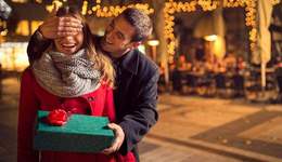 特殊节日“溢价”的核心：贩卖“仪式感”和“浪漫”