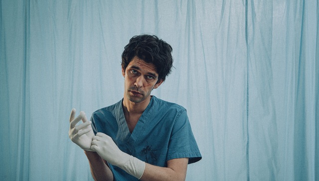 永远缺觉过劳，英国医生为什么这么惨？从英剧《疼痛难免》说起