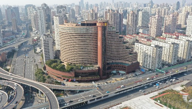 Shanghai luxury hotel closes for refit