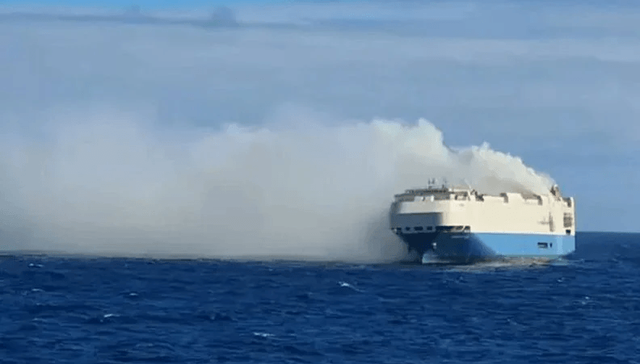 包括保时捷、宾利、兰博基尼在内，装载近4000辆大众旗下新车的滚装船在大西洋发生火灾